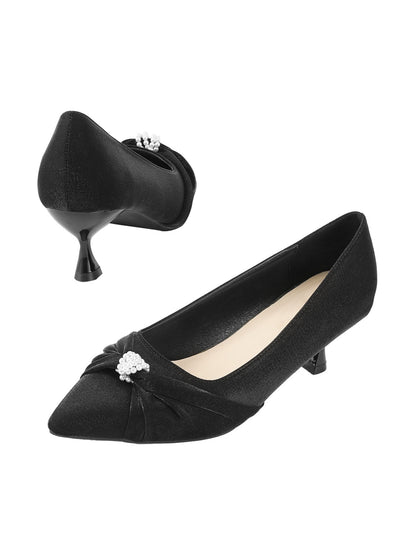 Schwarze Kitten-Heels-Schuhe mit Perlenverzierung